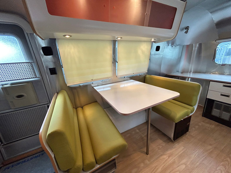 エアストリーム　1/18ダイキャストモデル　24時間以内発送 Amazon | エアストリーム(Airstream)トレーラー キャンピングカー 1/18